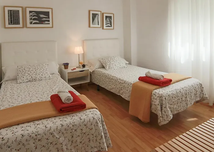 LUMINOSO. COMODO. ACOGEDOR. WIFI. Junto a AVE
